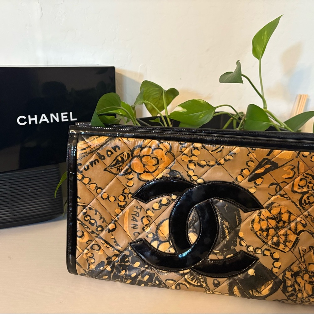 CHANEL Medallion Patent Leather Large Clutch - Picture 2 of 12